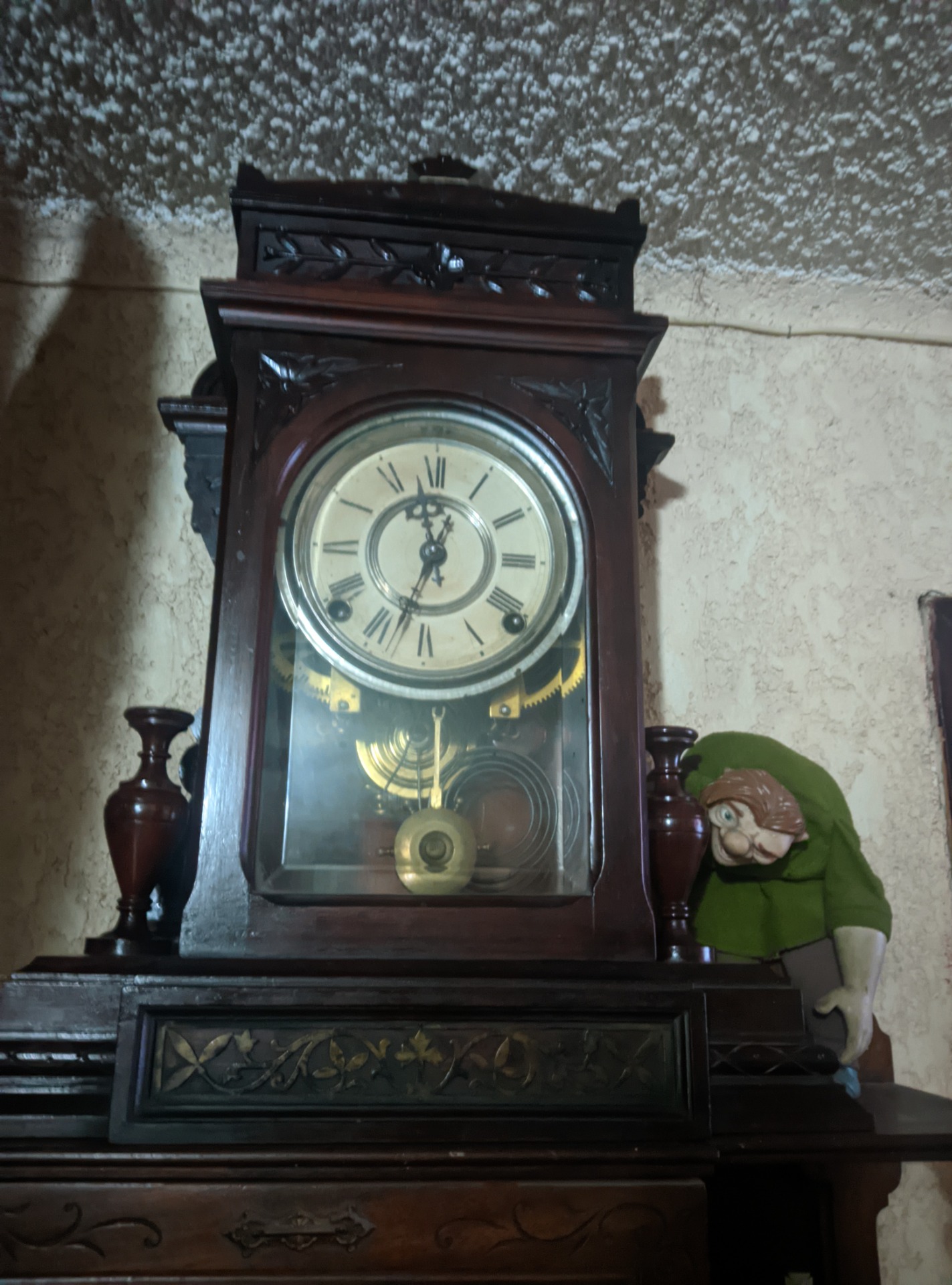 Reloj de pendulo en madera palo de rosa.